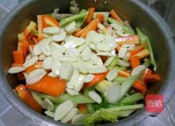 泡椒凤爪的做法图解1