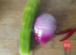 凉拌洋葱莴笋的做法图解1