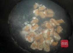 爆香鱼豆腐炒虾的做法图解2