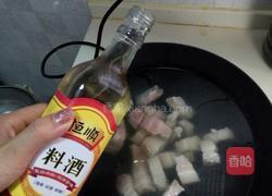 五味土豆焖肉 的做法图解1