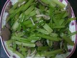 芹菜牛肉片炒蟹味菇的做法[图]