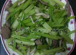 芹菜牛肉片炒蟹味菇