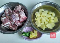 排骨炖土豆的做法图解1
