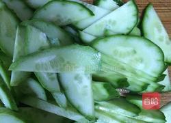 西兰花拌黄瓜的做法图解1