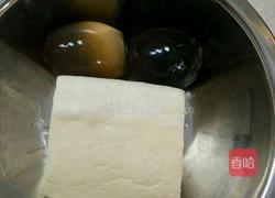 凉拌皮蛋豆腐的做法图解2
