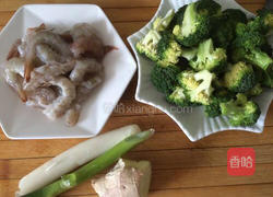 西兰花炒虾仁的做法图解1