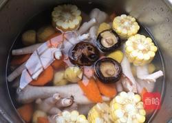 玉米萝卜板栗红枣枸杞煲鸡脚的做法图解1
