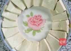 皮蛋拌豆腐的做法图解1