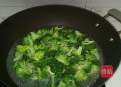 秘制西兰花炒肉的做法图解1