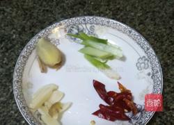 番茄玉米排骨汤的做法图解2