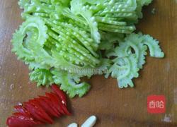 清炒苦瓜的做法图解1