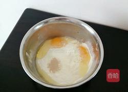 奶香鸡蛋发面椰汁饼的做法图解2