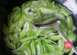 苦瓜炒肉的做法图解3
