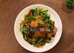 五花肉炒蒜苔