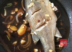 红烧蒜香鲈鱼的做法图解4