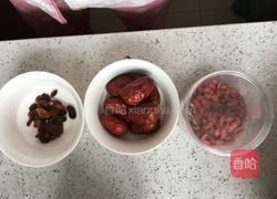 银耳红枣汤的做法图解1