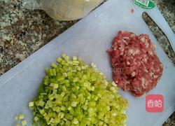 独家猪肉芹菜饺子的做法图解1