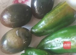 青椒皮蛋的做法图解1