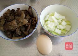 蛋炒洋葱松菇的做法图解1