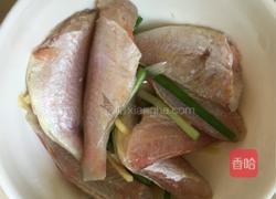 炸小红三鱼的做法图解3