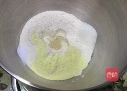 花朵奶酪面包的做法图解2