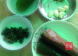 木耳炒腊肉的做法图解1
