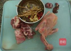 龙骨炖鸽子的做法图解1