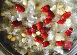 银耳水果芋圆汤的做法图解2