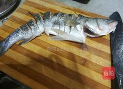 寧蒙蒸鲈鱼(次稱孔雀开屏鱼)的做法图解2
