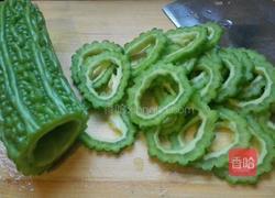 苦瓜炒肉的做法图解1
