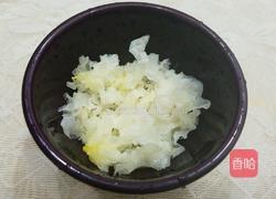 百合莲子银耳汤的做法图解2