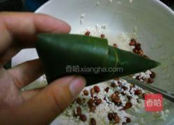 红豆葡萄干糯米粽的做法图解5