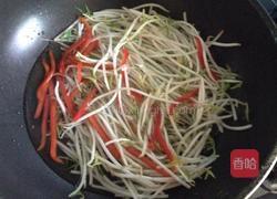 凉拌绿豆芽的做法图解3