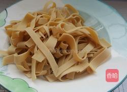 白菜干豆腐拌粉丝的做法图解1