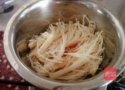 培根炒金针菇的做法图解1