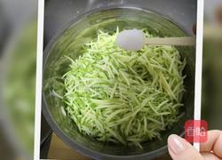 西葫芦虾仁素水饺的做法图解2