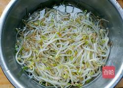 绿豆芽鸡蛋饼的做法图解1