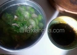 丝瓜肉片汤和酱油辣蒜碟