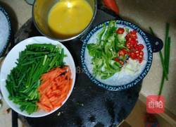 韭菜花胡萝卜炒鸡蛋的做法图解1