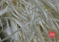 凉拌绿豆芽金针菇的做法图解1
