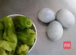 青椒皮蛋的做法图解1