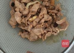 五彩缤纷，洋葱青椒肉丝的做法图解5