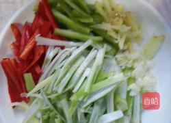 尖椒炒生肠的做法图解1
