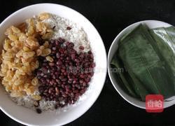 红豆葡萄干糯米粽的做法图解1