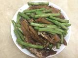 炸鲮鱼炒长豆角。