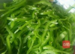 青椒炒肉丝的做法图解1