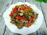 辣椒酸豆角炒猪生肠的做法[图]
