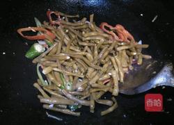辣椒酸豆角炒猪生肠的做法图解6