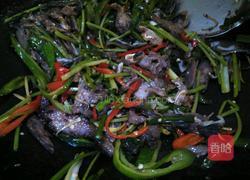 双椒香芹炒猪舌根的做法图解9