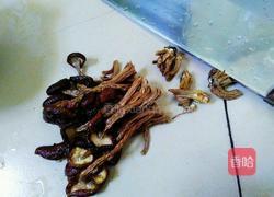 大骨茶树菇汤的做法图解2
